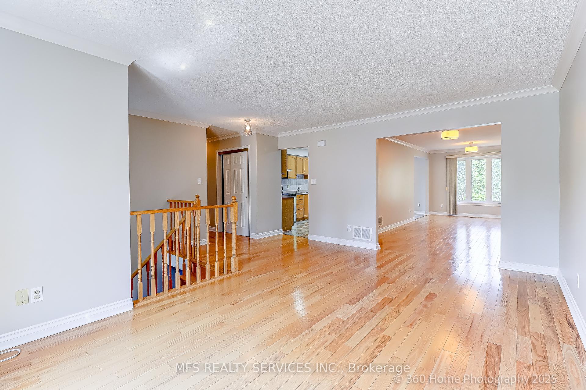 Photo 11 of 286 Seneca Avenue, Oshawa, Samac — HOMEH