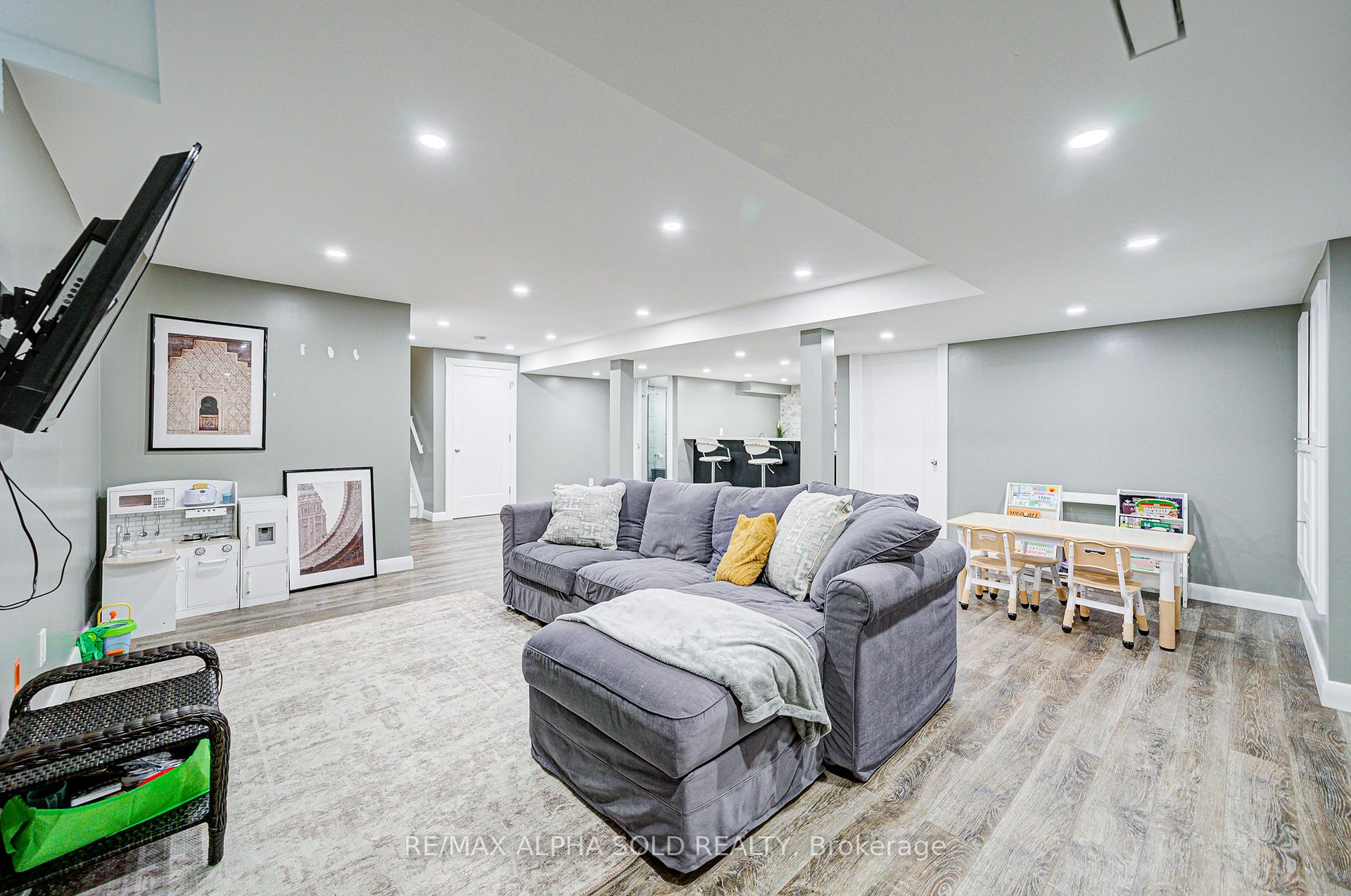 Photo 33 of 1184 Ashgrove Crescent, Oshawa, Pinecrest — HOMEH