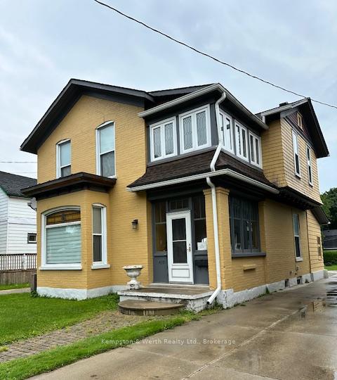 Front of 439 Main Street W