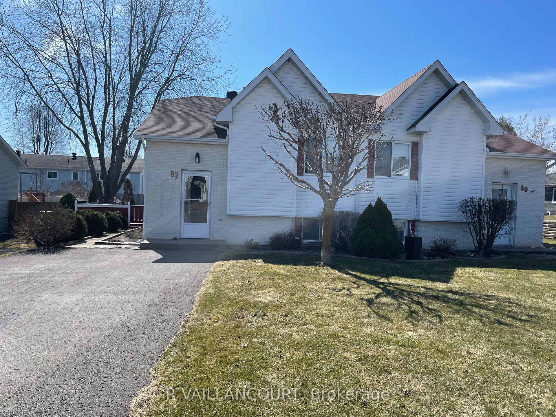 Front of 82 Kincardine Street E