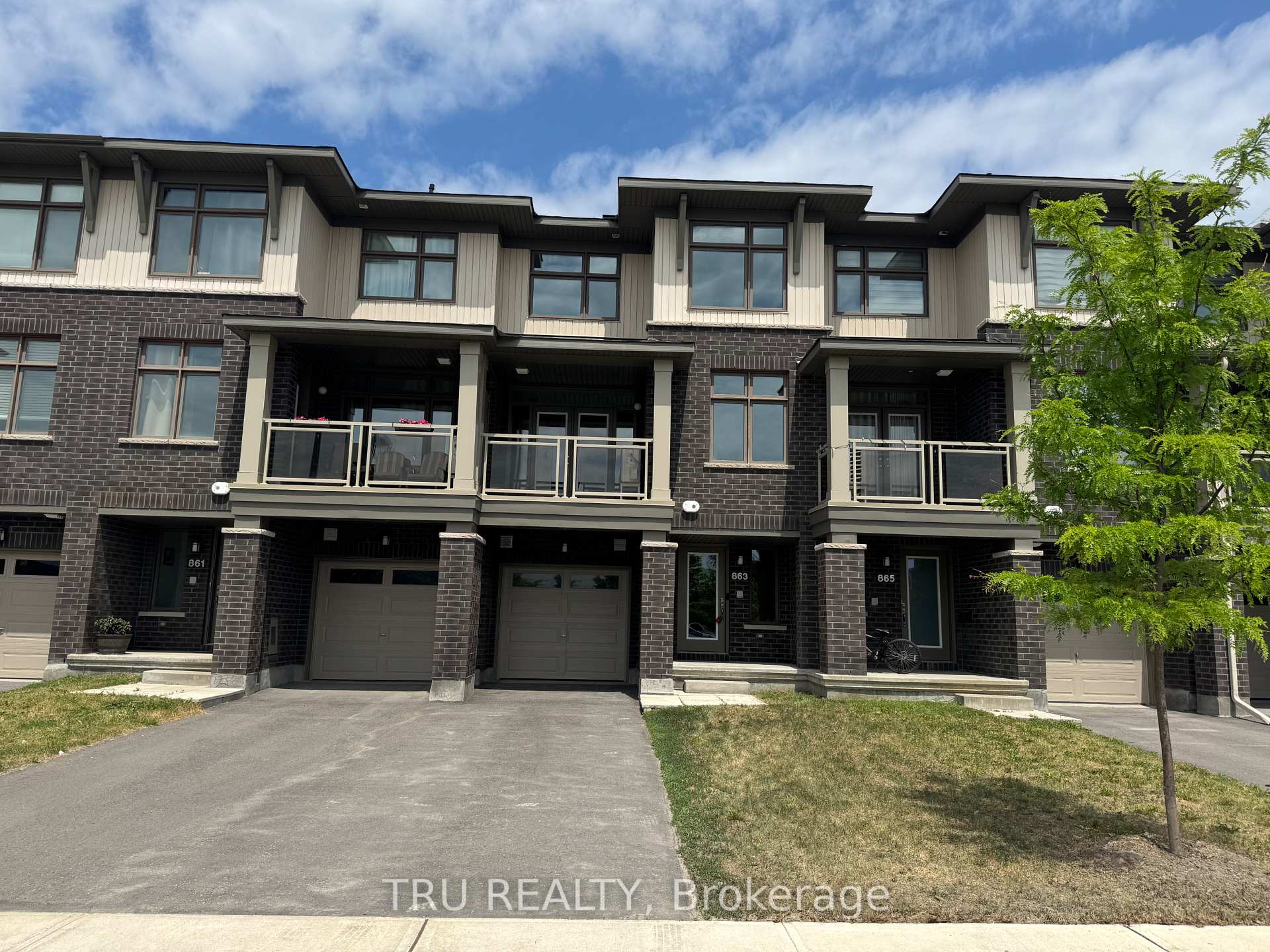 Front of 863 Couloir Road