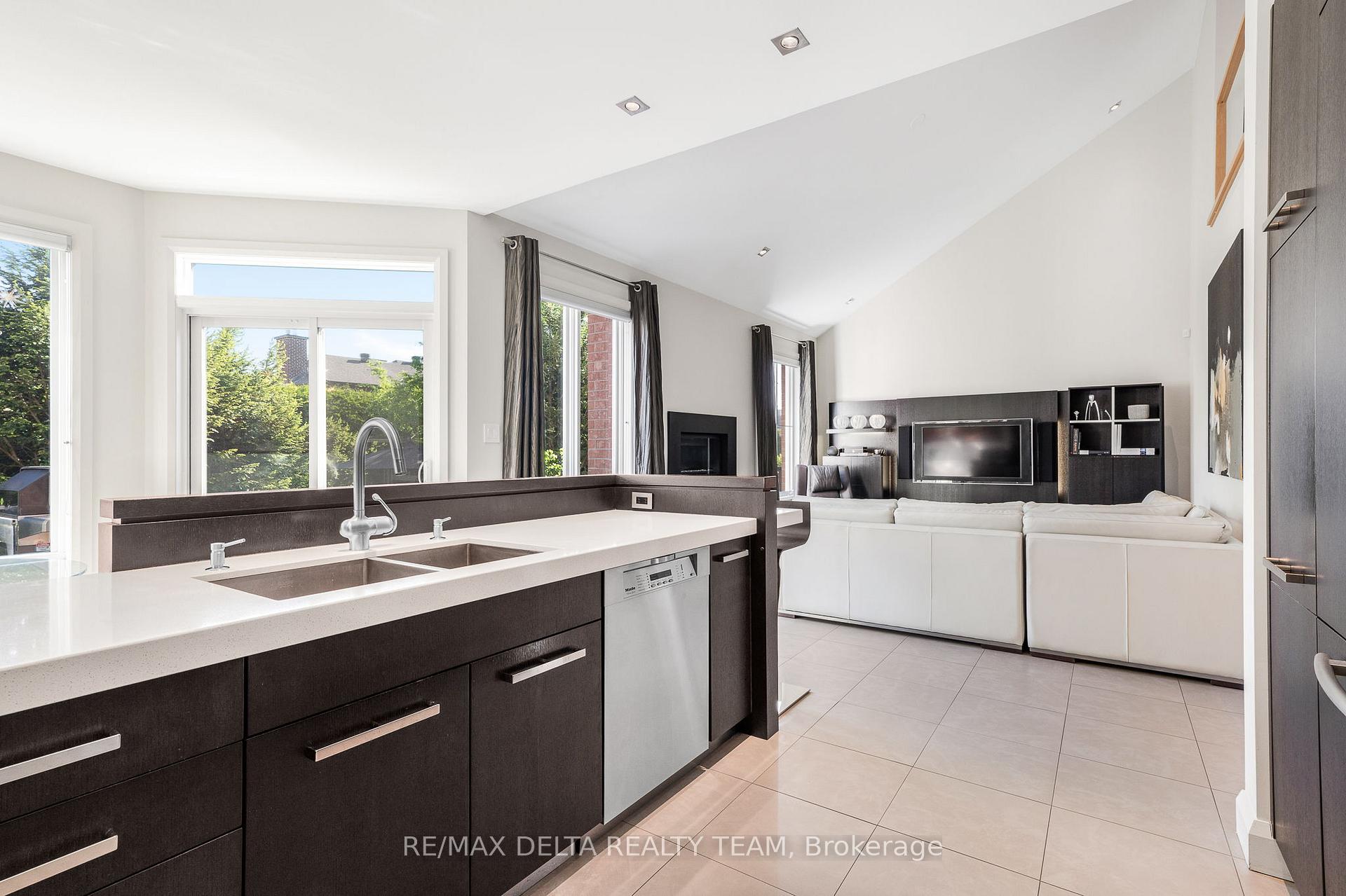 Photo 11 of 1703 Des Sapins Gardens, Ottawa, Chapel Hill — HOMEH