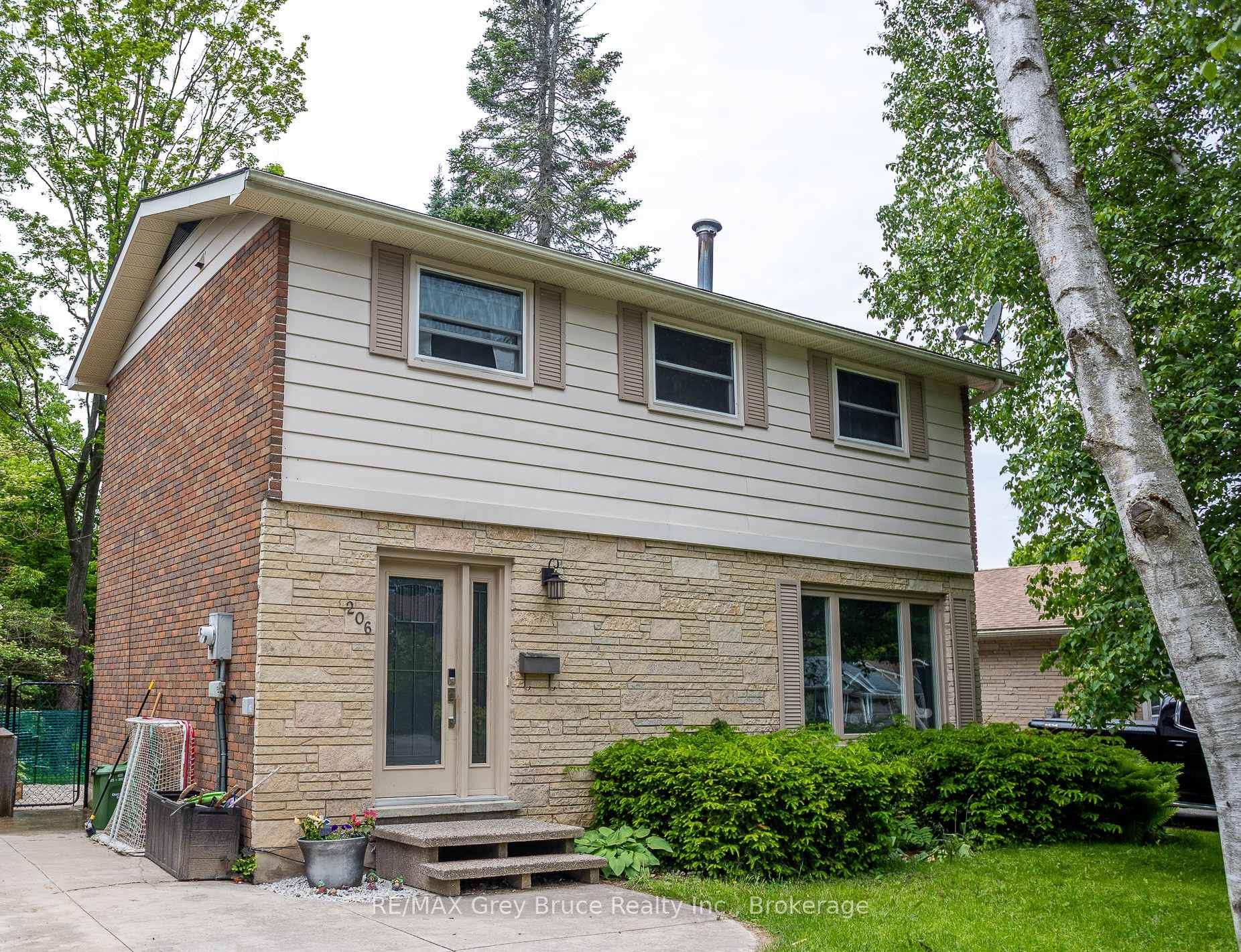 Front of 206 6th Avenue E