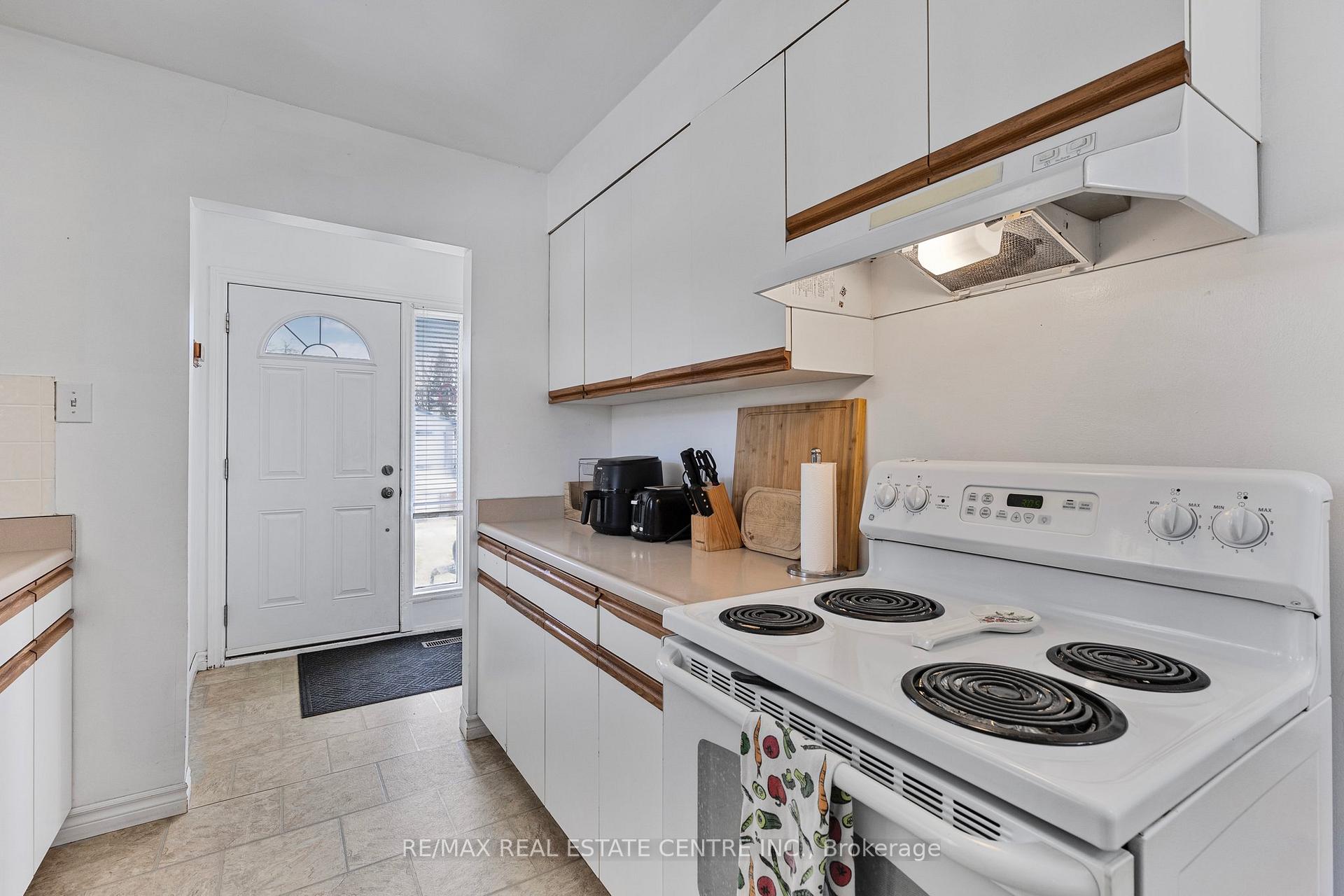 Photo 16 of 45 Madison Avenue, Orangeville — HOMEH