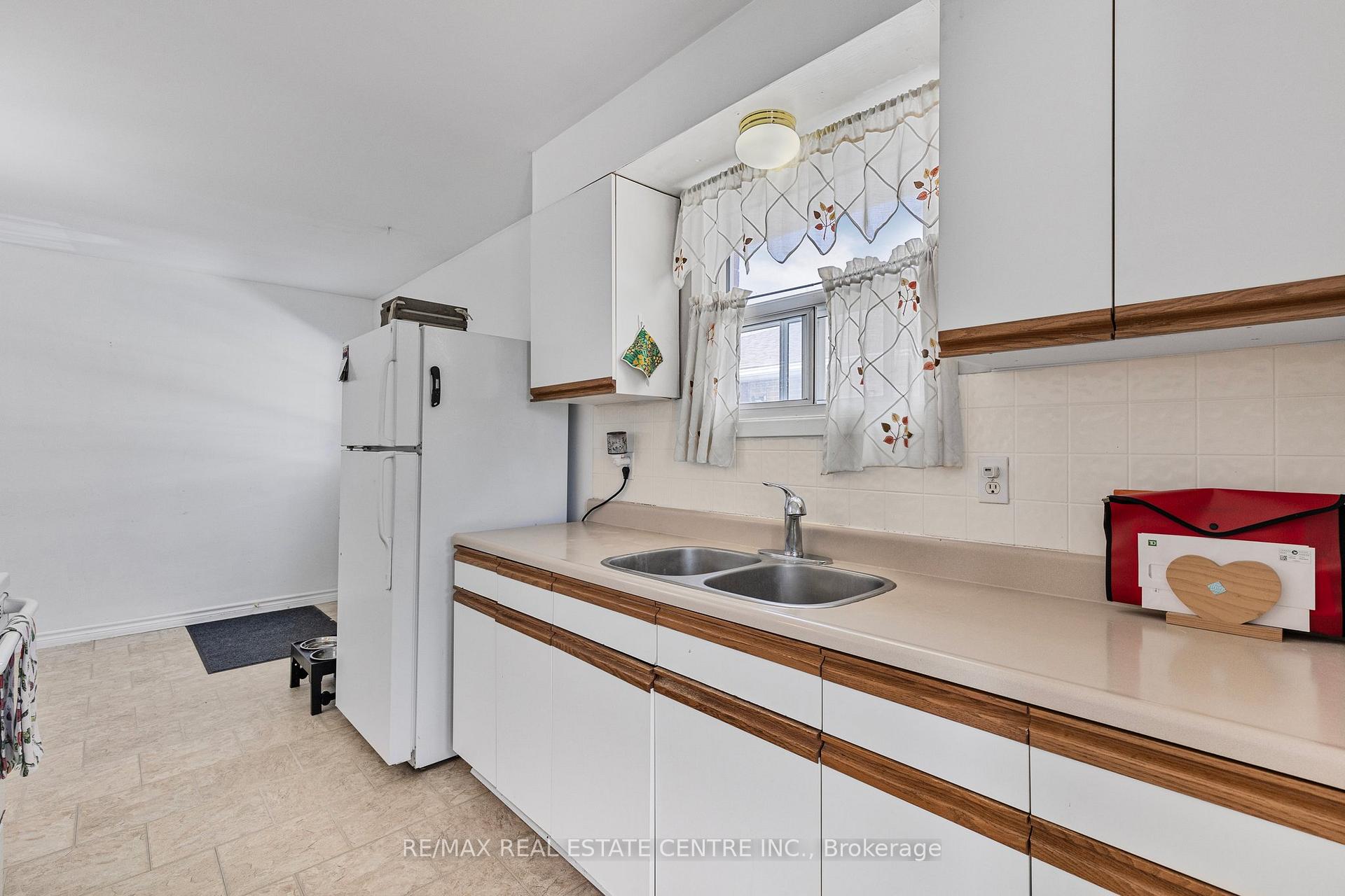 Photo 19 of 45 Madison Avenue, Orangeville — HOMEH