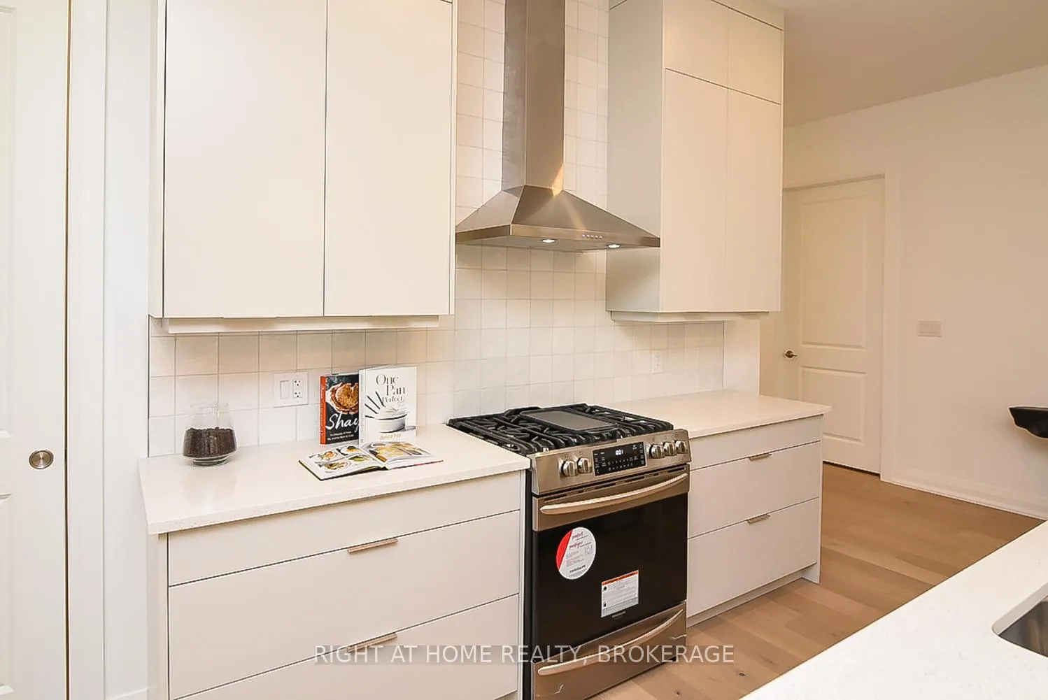 Photo 11 of Unit 7, 3318 Weinbrenner Road, Niagara Falls, Chippawa — HOMEH