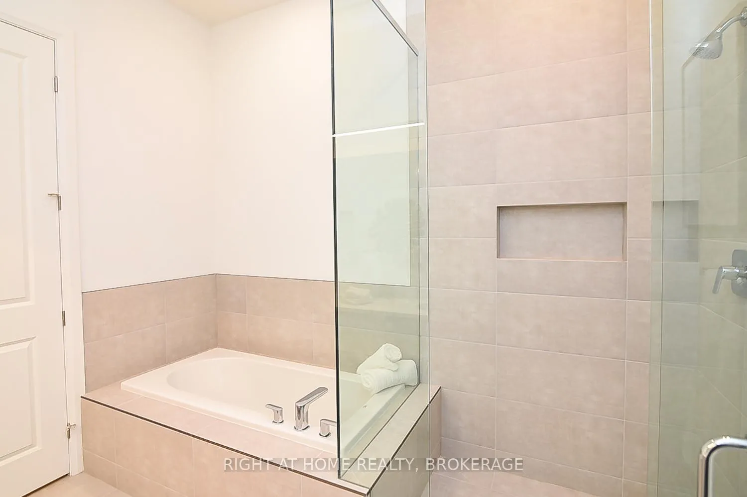 Photo 19 of Unit 7, 3318 Weinbrenner Road, Niagara Falls, Chippawa — HOMEH