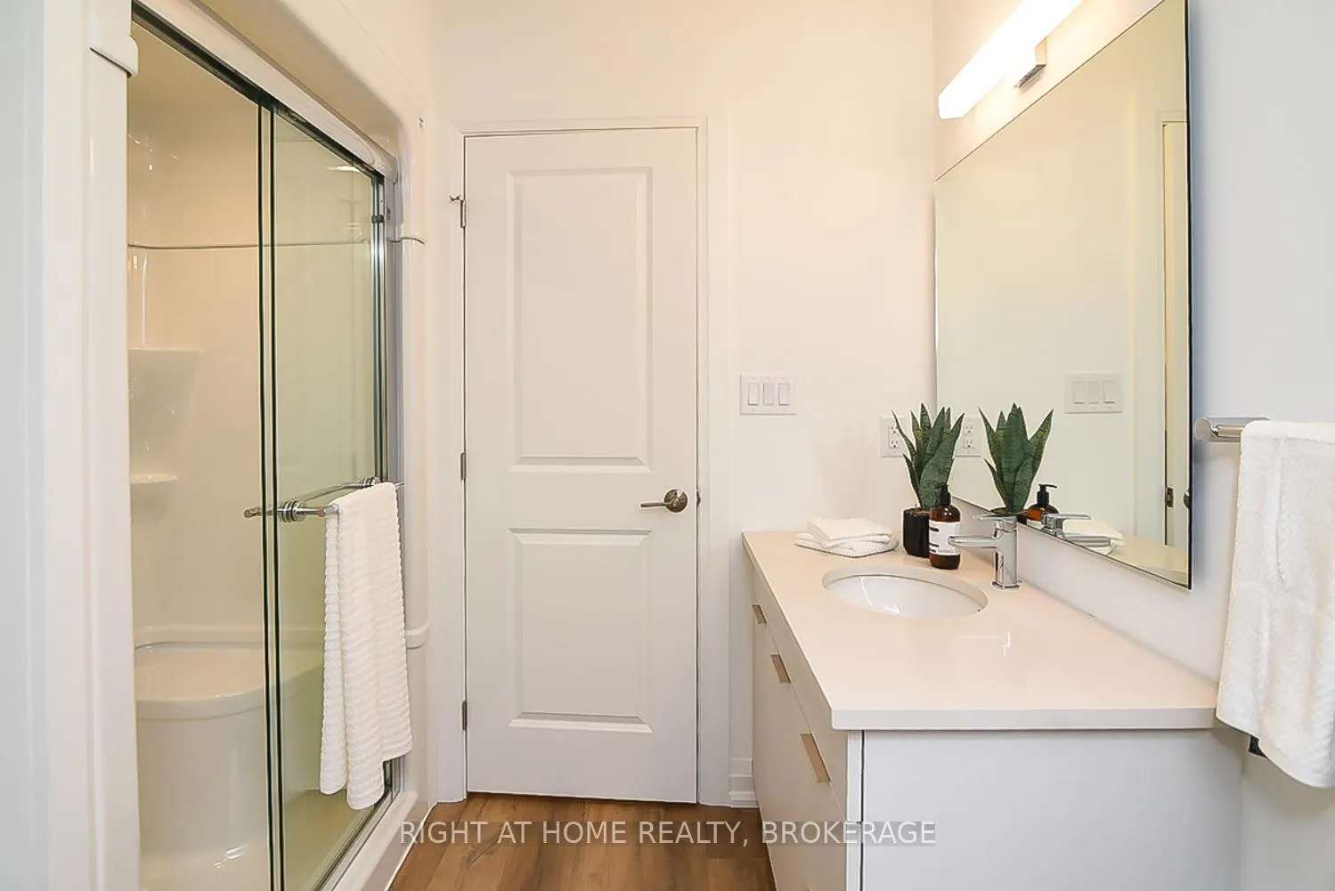 Photo 23 of Unit 7, 3318 Weinbrenner Road, Niagara Falls, Chippawa — HOMEH
