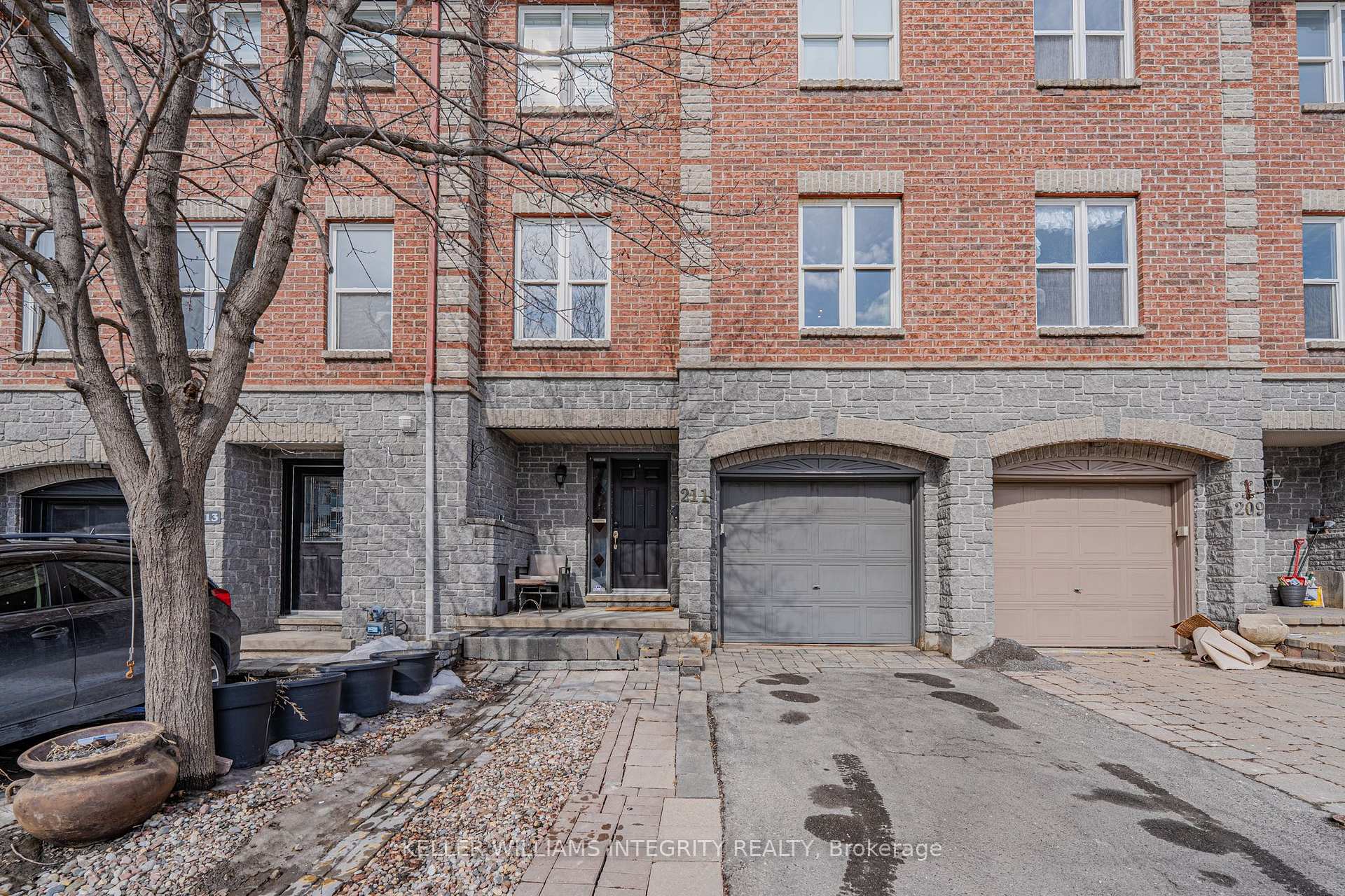 Photo 2 of 211 Arcola Lane, Ottawa, Overbrook/Castle Heights — HOMEH