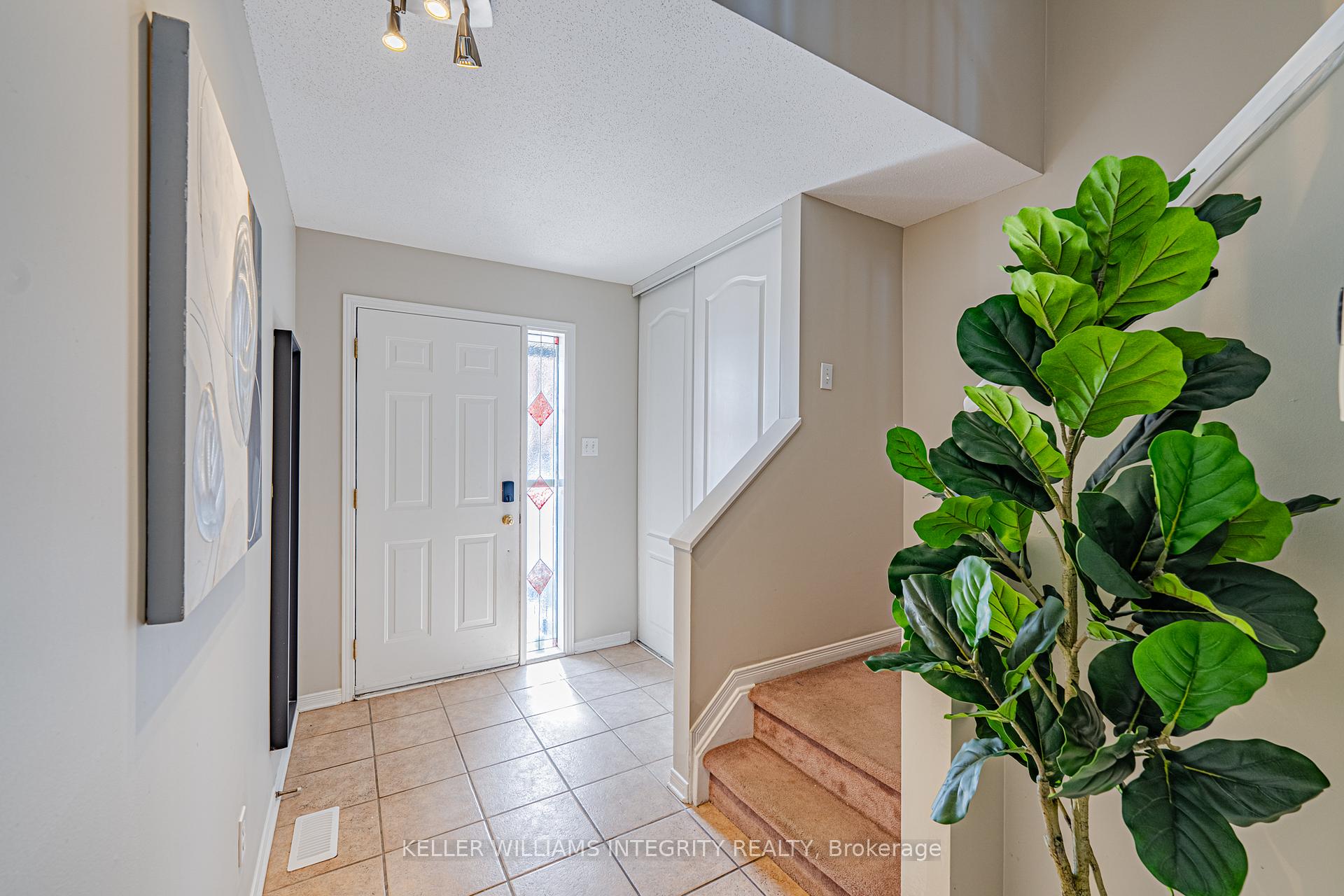 Photo 3 of 211 Arcola Lane, Ottawa, Overbrook/Castle Heights — HOMEH