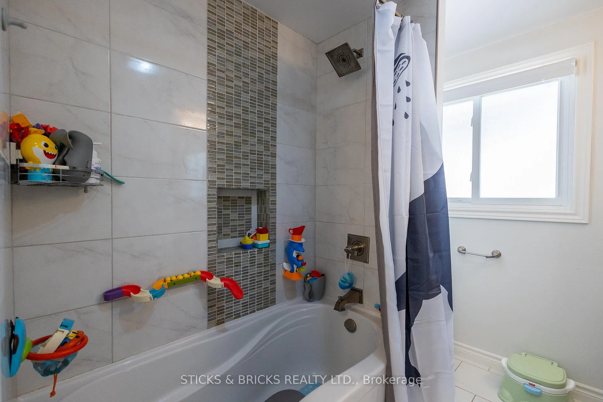 Photo 23 of 2530 Dorchester Road, Niagara Falls, Stamford — HOMEH
