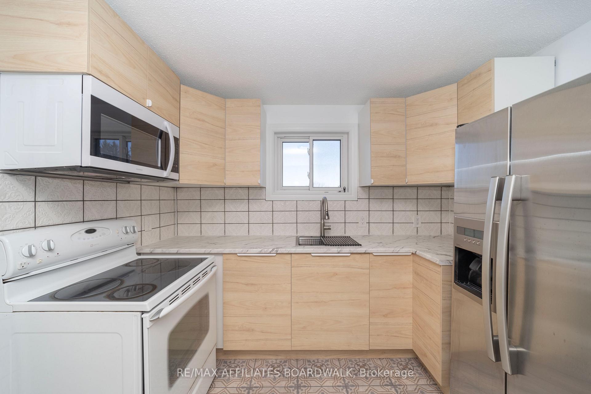 Photo 3 of Unit B, 1133 Maisonneuve Street, Ottawa, Convent Glen South — HOMEH