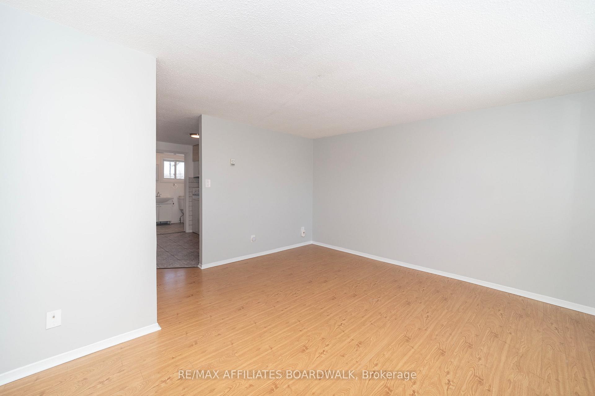 Photo 5 of Unit B, 1133 Maisonneuve Street, Ottawa, Convent Glen South — HOMEH