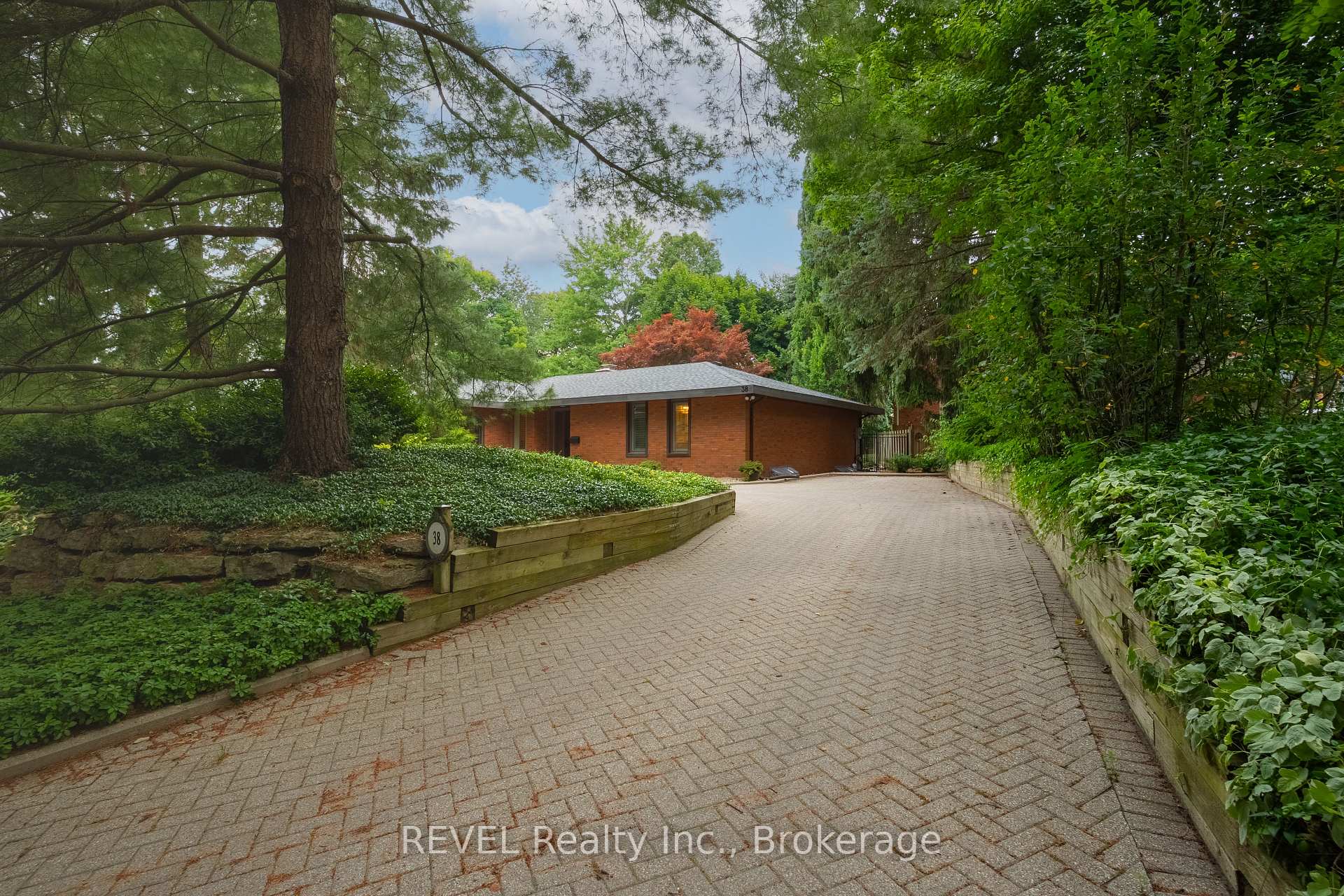 Photo 3 of 38 Forest Hill Crescent, Pelham, Fonthill — HOMEH