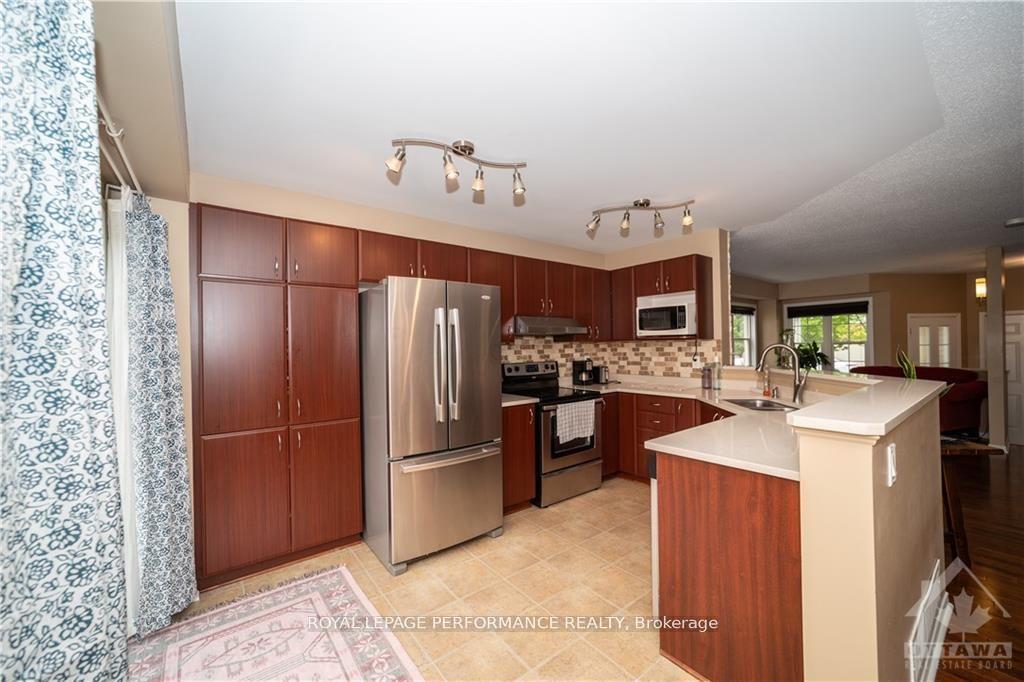 Photo 7 of 2363 Glandriel Crescent, Ottawa, Springridge/East Village — HOMEH