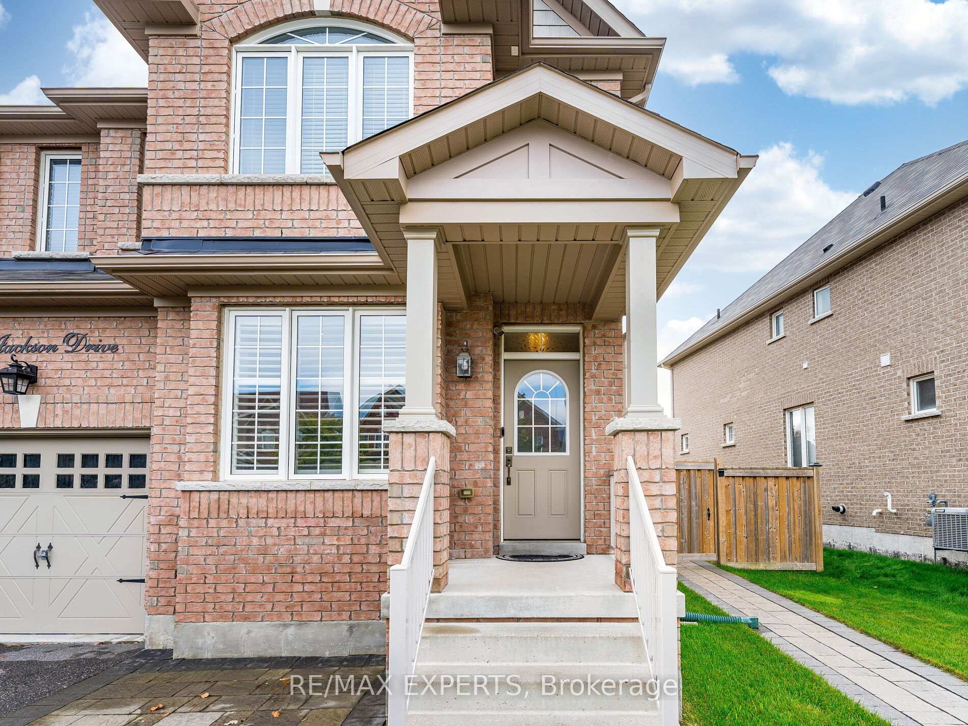 Photo 3 of 46 Jackson Drive, New Tecumseth, Tottenham — HOMEH