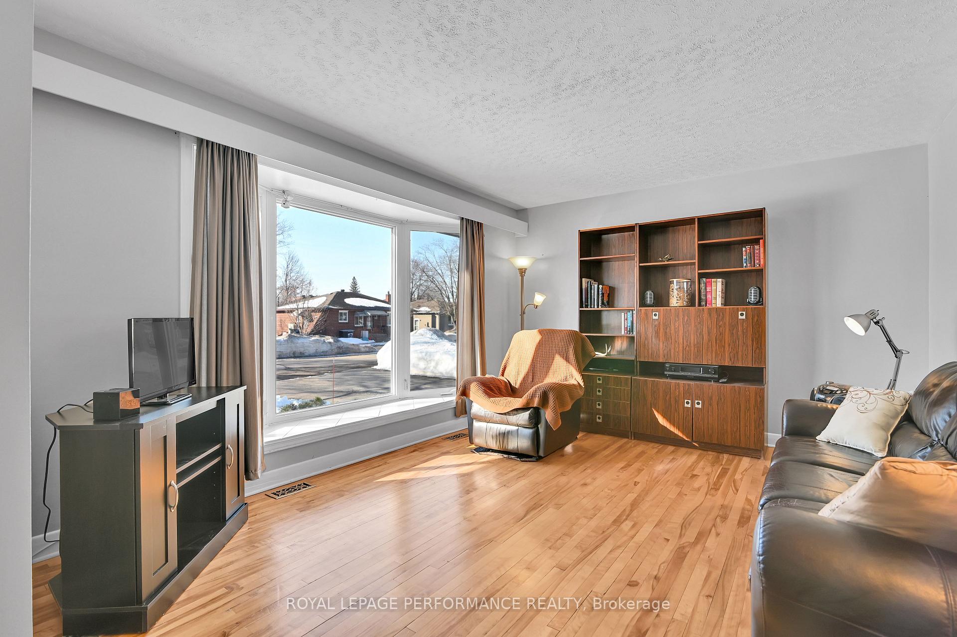 Photo 5 of 327 Fullerton Avenue, Ottawa, Overbrook/Castle Heights — HOMEH