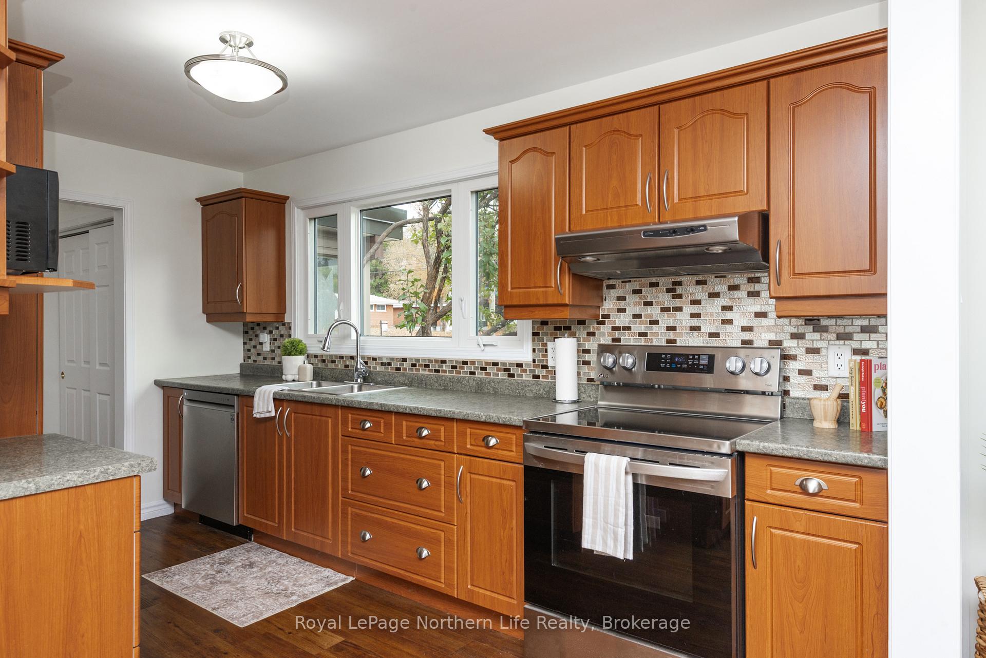 Photo 14 of 300 Leonard Street, North Bay, College Heights — HOMEH