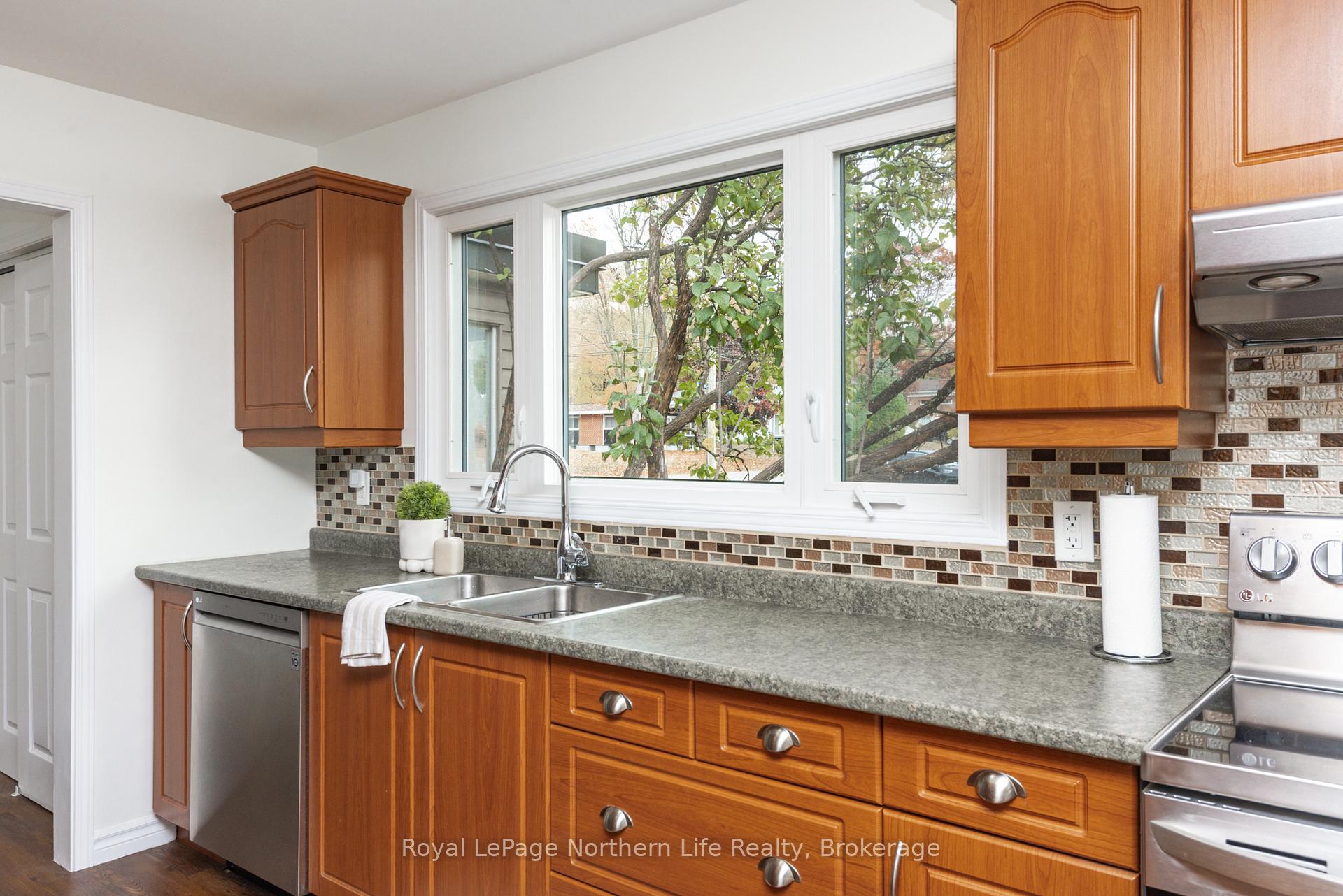 Photo 15 of 300 Leonard Street, North Bay, College Heights — HOMEH