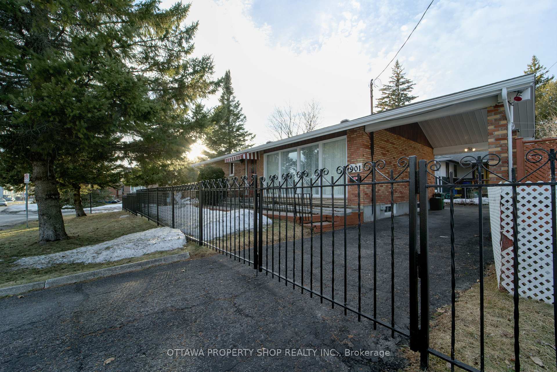 Front of 901 Charleswood Avenue