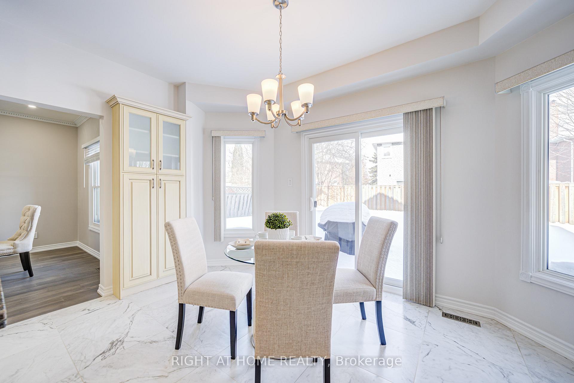 Photo 7 of 124 John Button Boulevard, Markham, Buttonville — HOMEH
