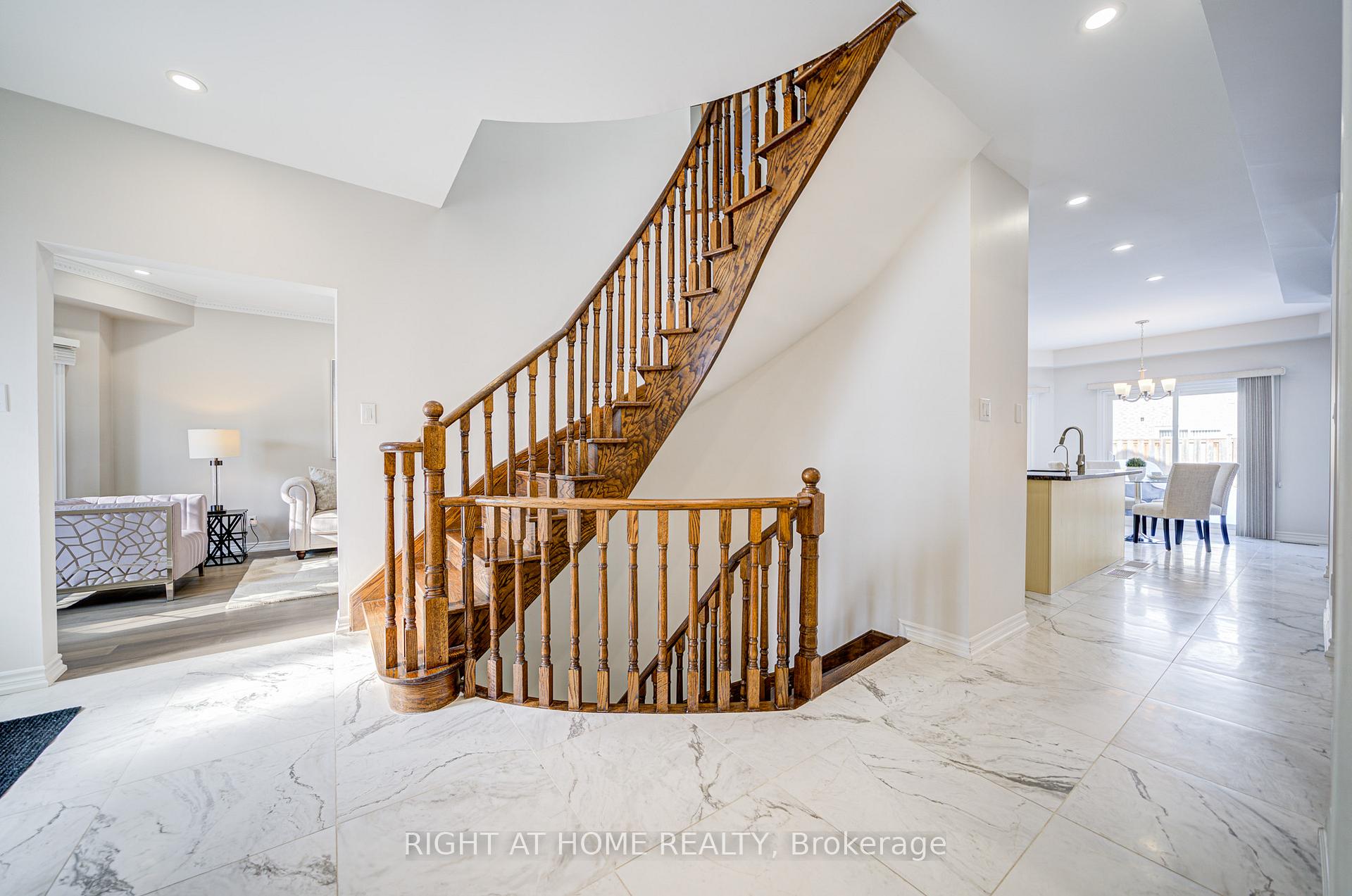 Photo 9 of 124 John Button Boulevard, Markham, Buttonville — HOMEH