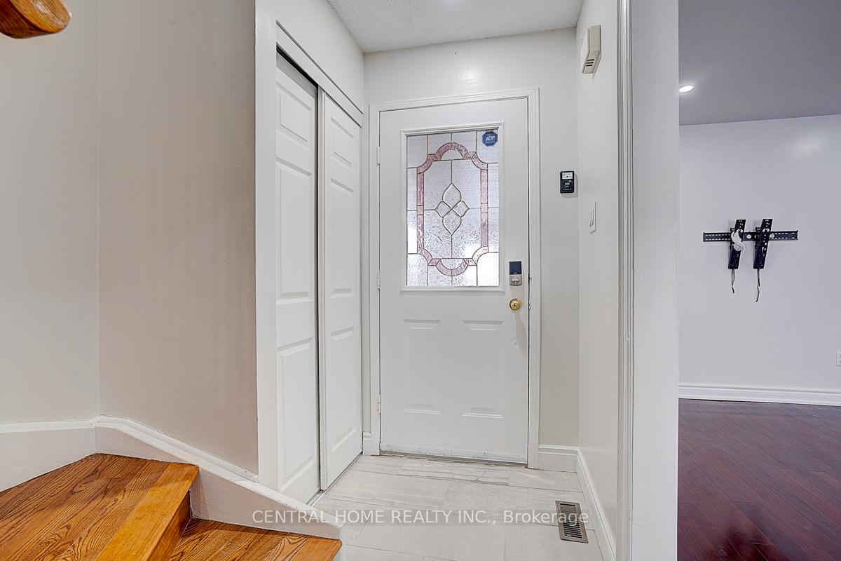 Photo 3 of Unit Main & 2nd, 47 Stella Drive, Markham, Middlefield — HOMEH