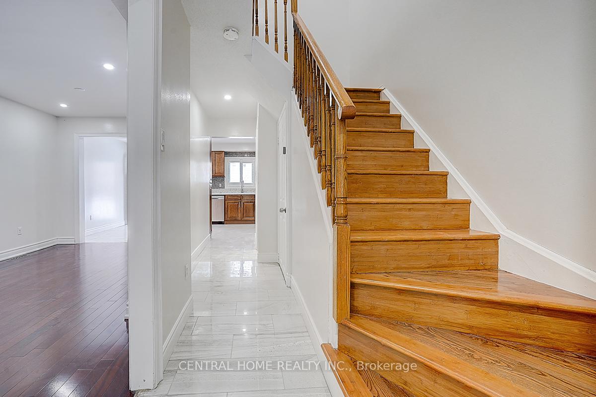 Photo 4 of Unit Main & 2nd, 47 Stella Drive, Markham, Middlefield — HOMEH