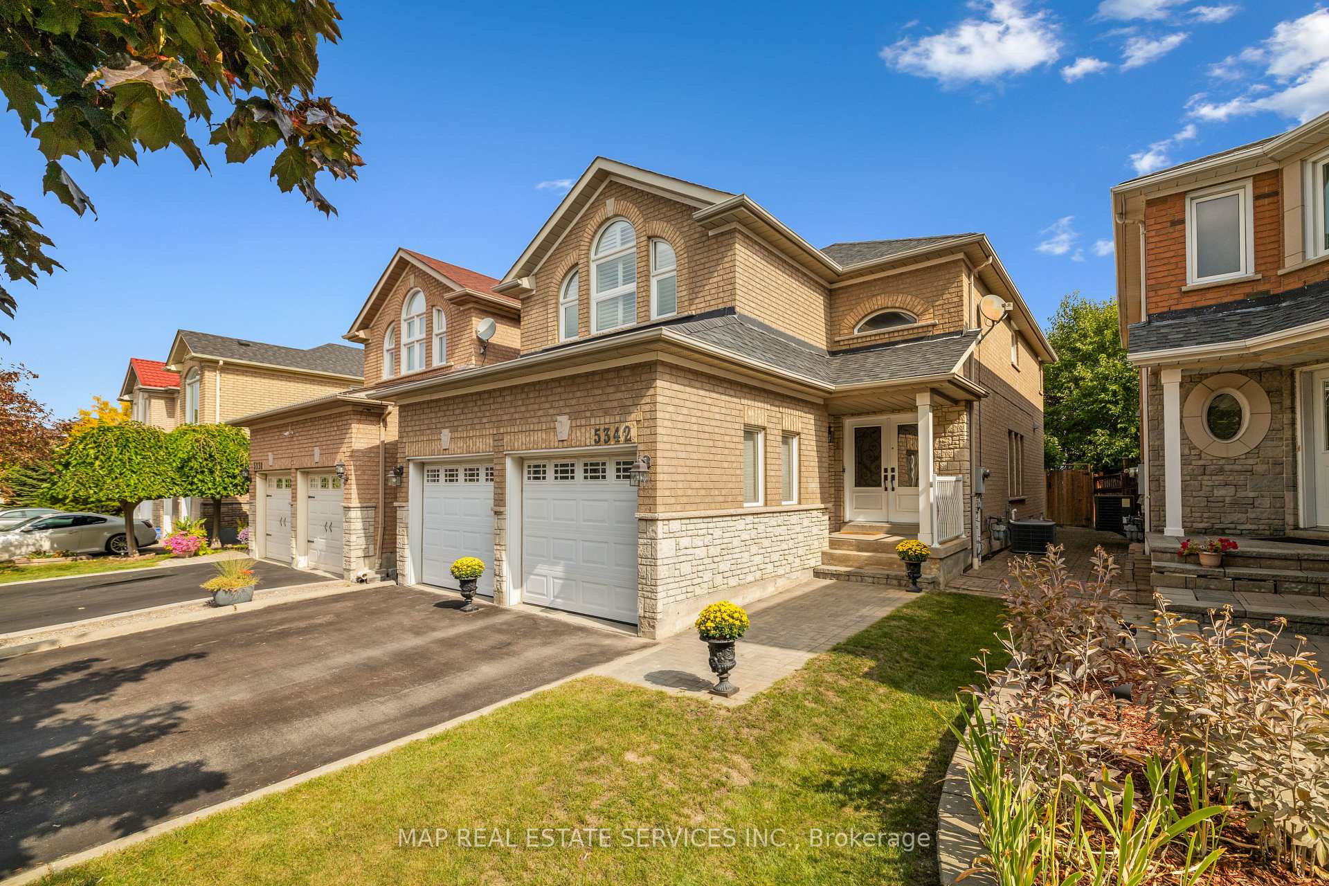 Front of 5342 Landsborough Avenue