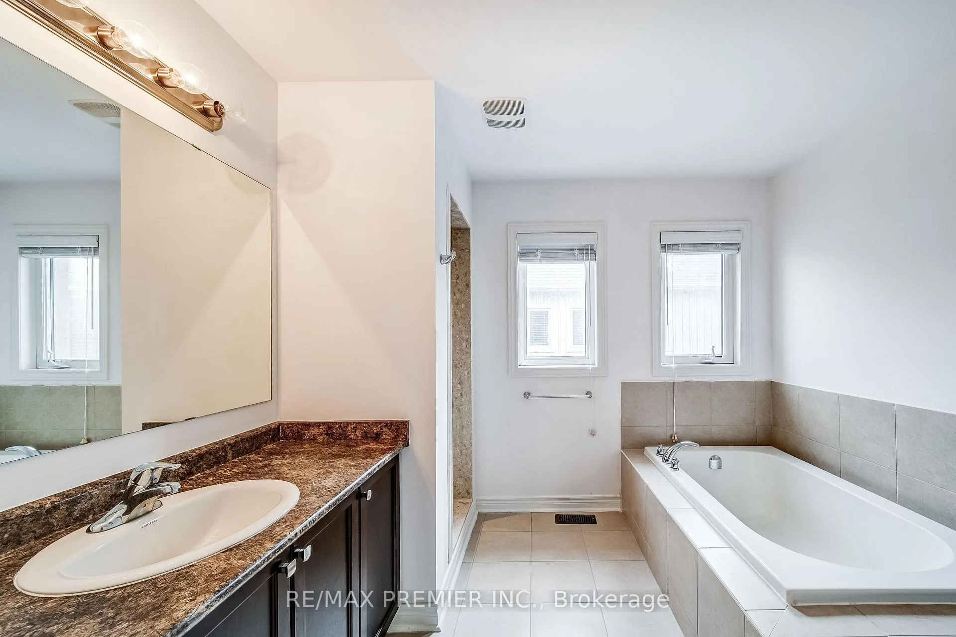 Photo 19 of 44 Weaver Terrace, New Tecumseth, Tottenham — HOMEH