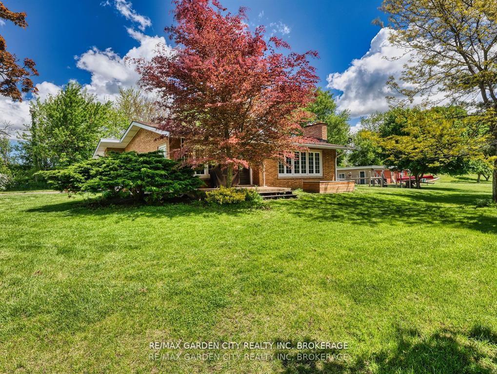 Photo 2 of 1519 Effingham Street, Pelham, Fonthill — HOMEH