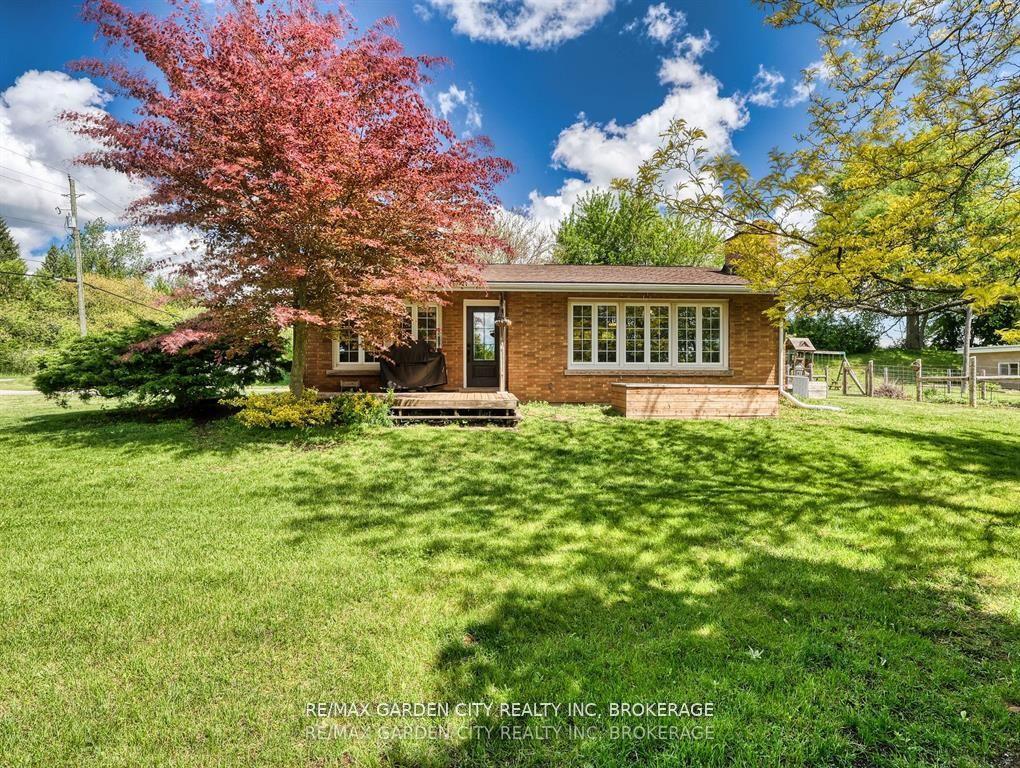 Photo 3 of 1519 Effingham Street, Pelham, Fonthill — HOMEH