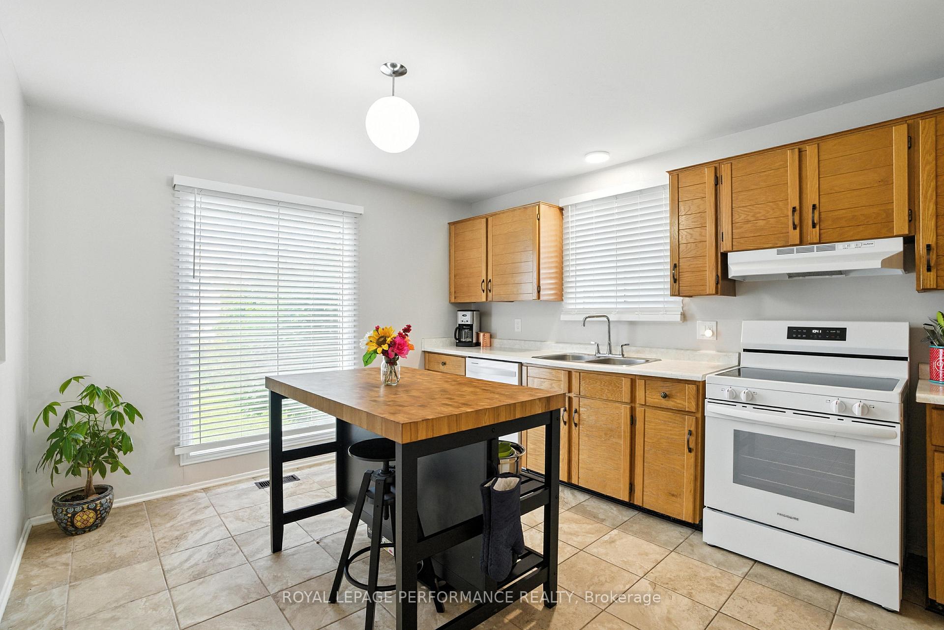 Photo 12 of 1072 St Germain Crescent, Ottawa, Convent Glen North — HOMEH