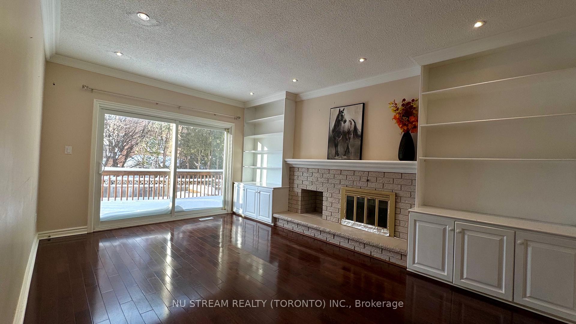 Photo 2 of 18 Ellingwood Court, Markham, Unionville — HOMEH