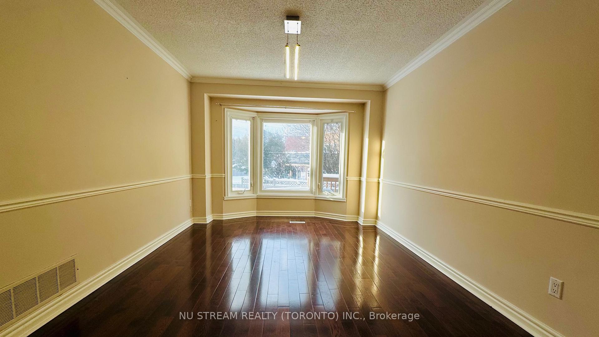 Photo 3 of 18 Ellingwood Court, Markham, Unionville — HOMEH
