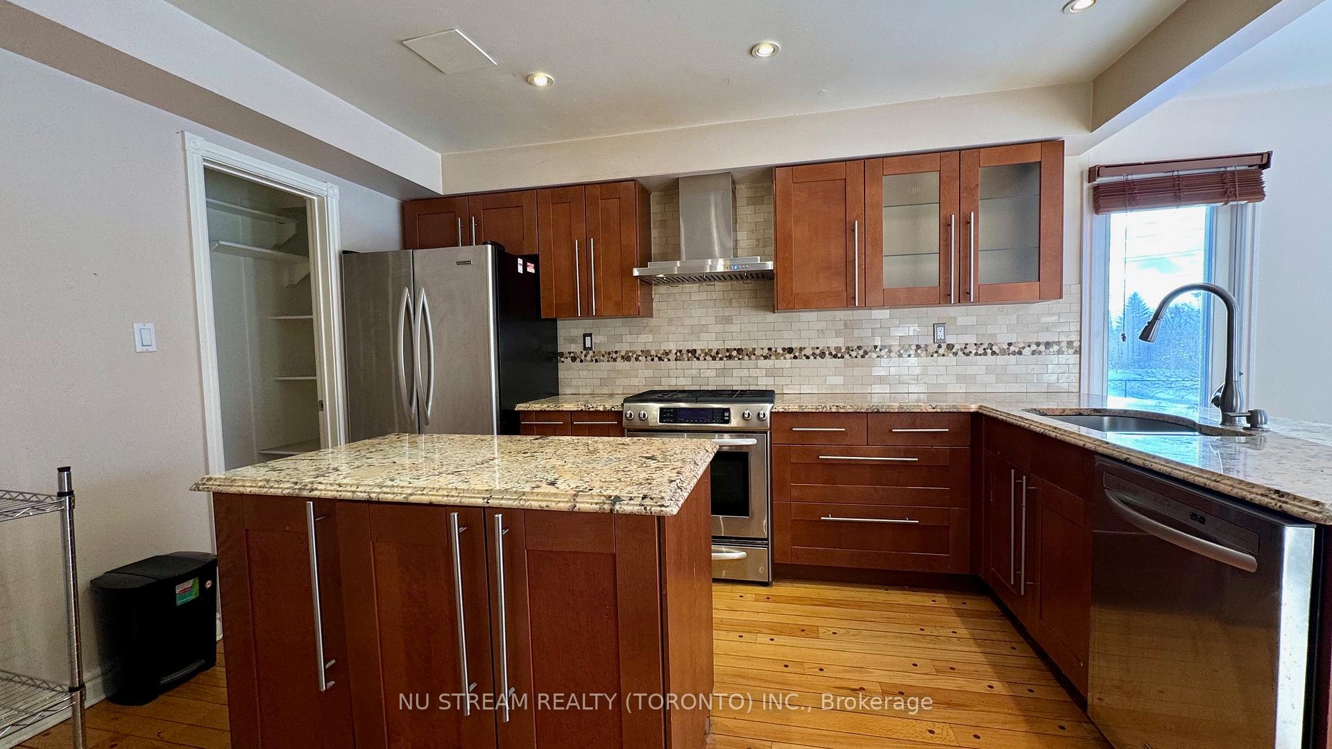 Photo 4 of 18 Ellingwood Court, Markham, Unionville — HOMEH