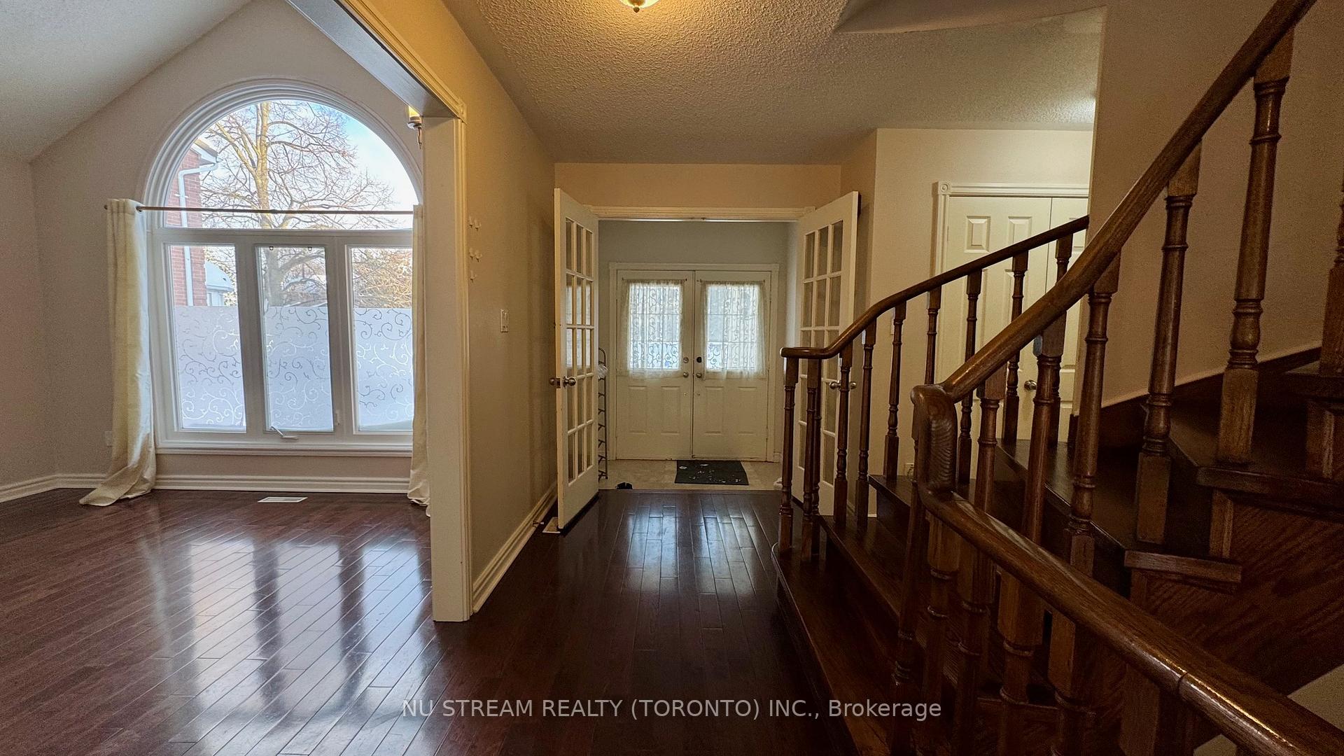 Photo 10 of 18 Ellingwood Court, Markham, Unionville — HOMEH