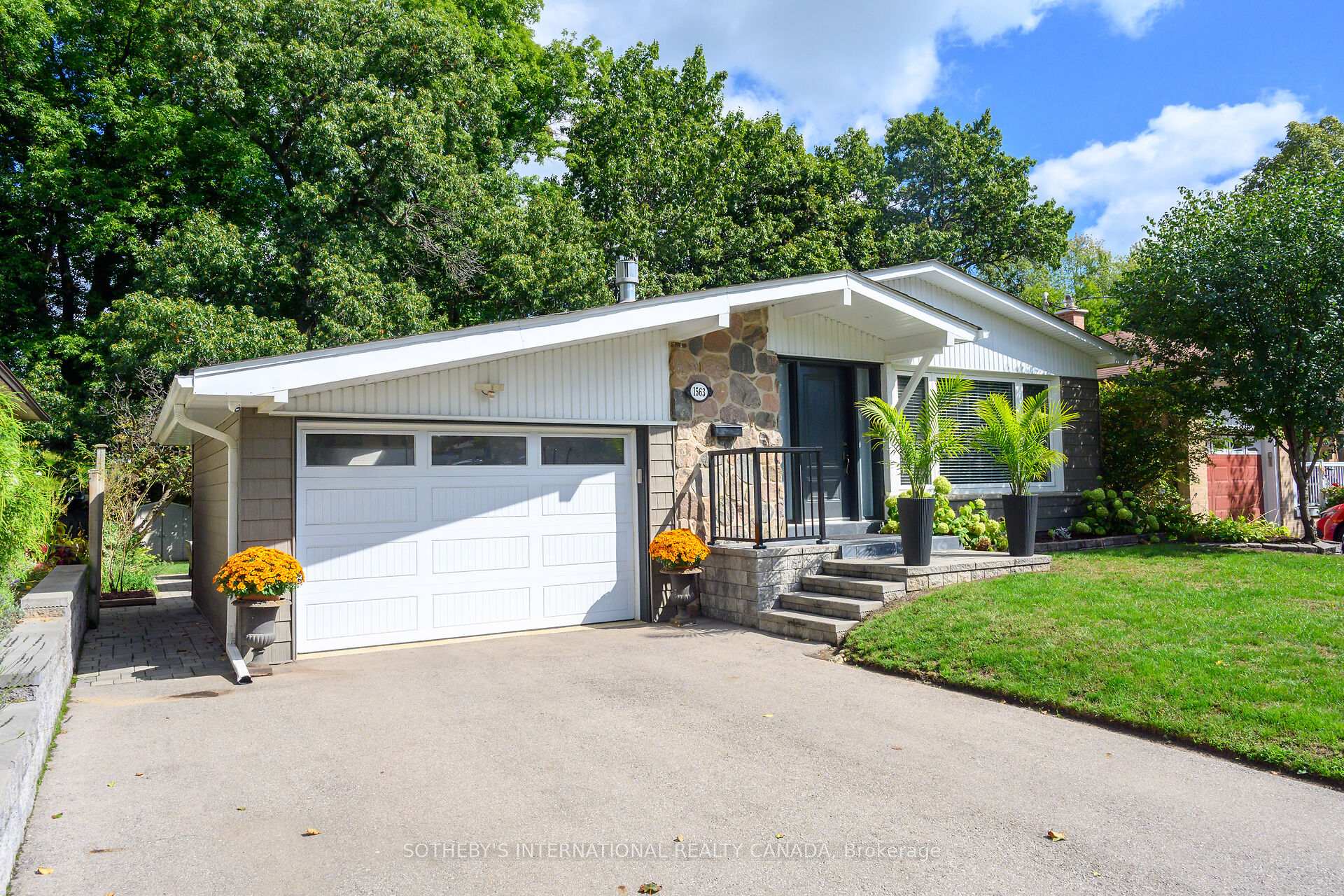 Photo 2 of 1563 Robillard Road, Mississauga, Clarkson — HOMEH
