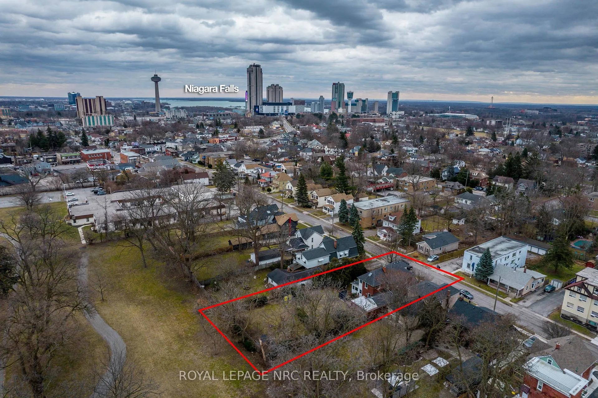 Photo 2 of 6107 Barker Street, Niagara Falls, Dorchester — HOMEH