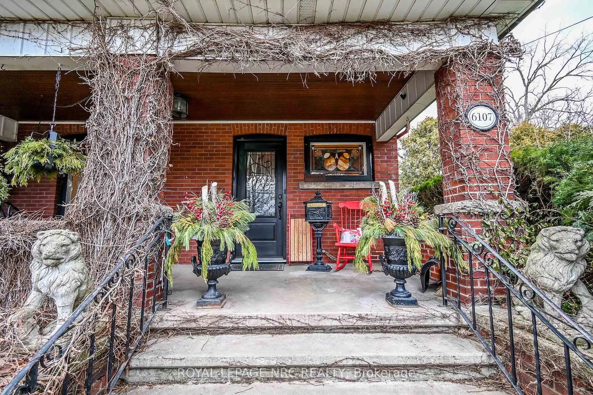Photo 3 of 6107 Barker Street, Niagara Falls, Dorchester — HOMEH