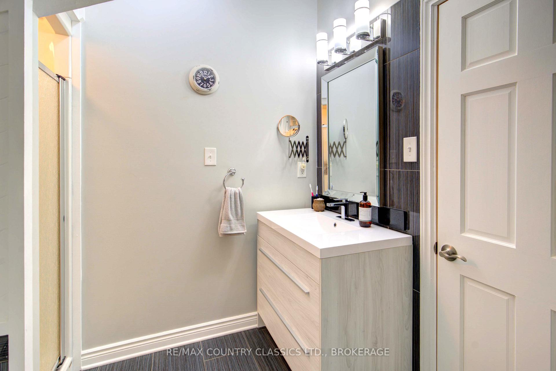 Photo 20 of 1729 Bathurst Upper 5TH, Perth — HOMEH