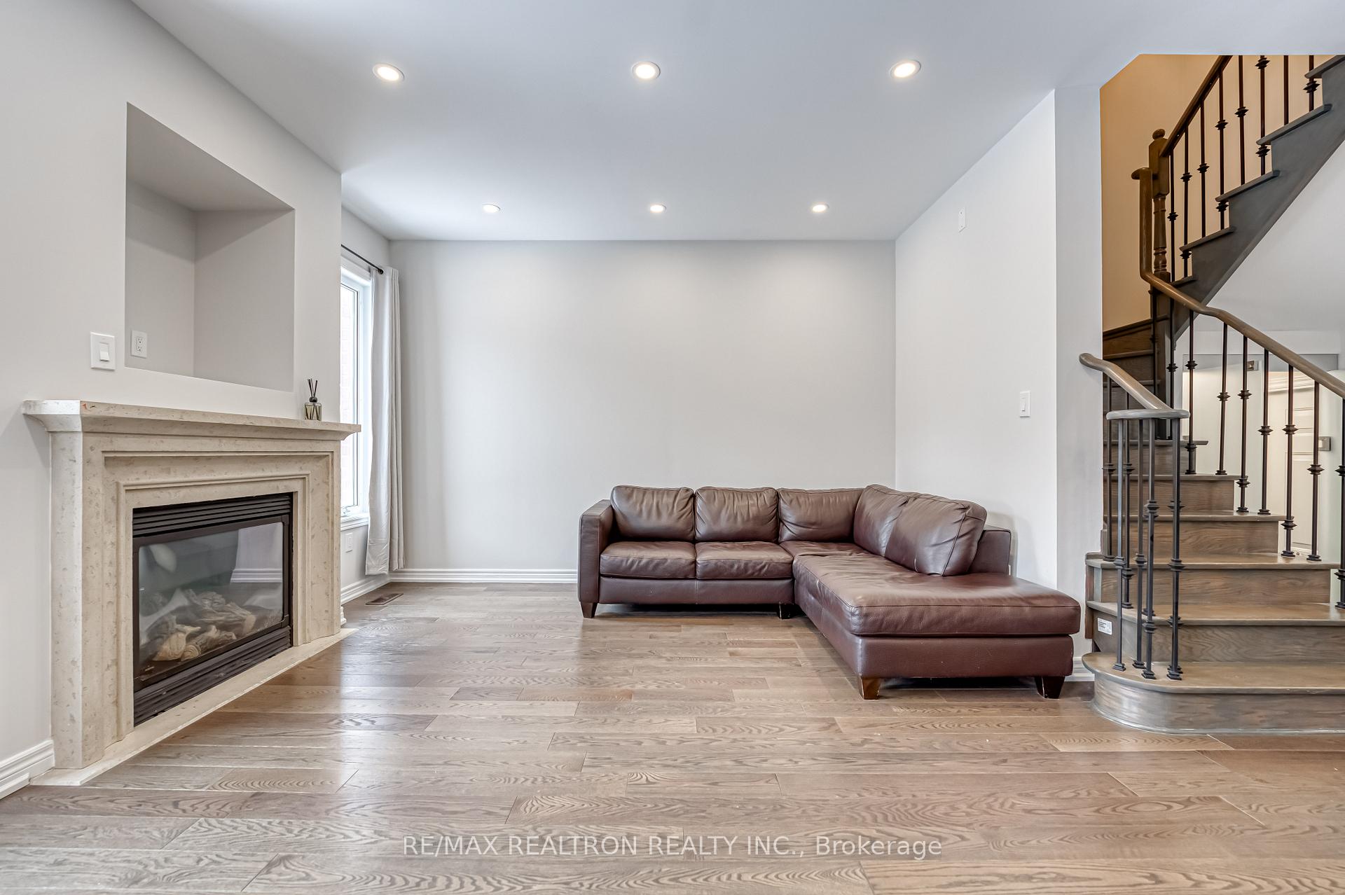 Photo 10 of 74 Pillar Rock Crescent, Markham, Victoria Manor-Jennings Gate — HOMEH