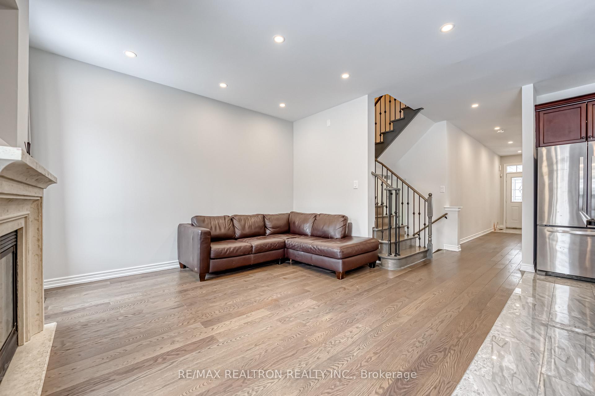Photo 11 of 74 Pillar Rock Crescent, Markham, Victoria Manor-Jennings Gate — HOMEH