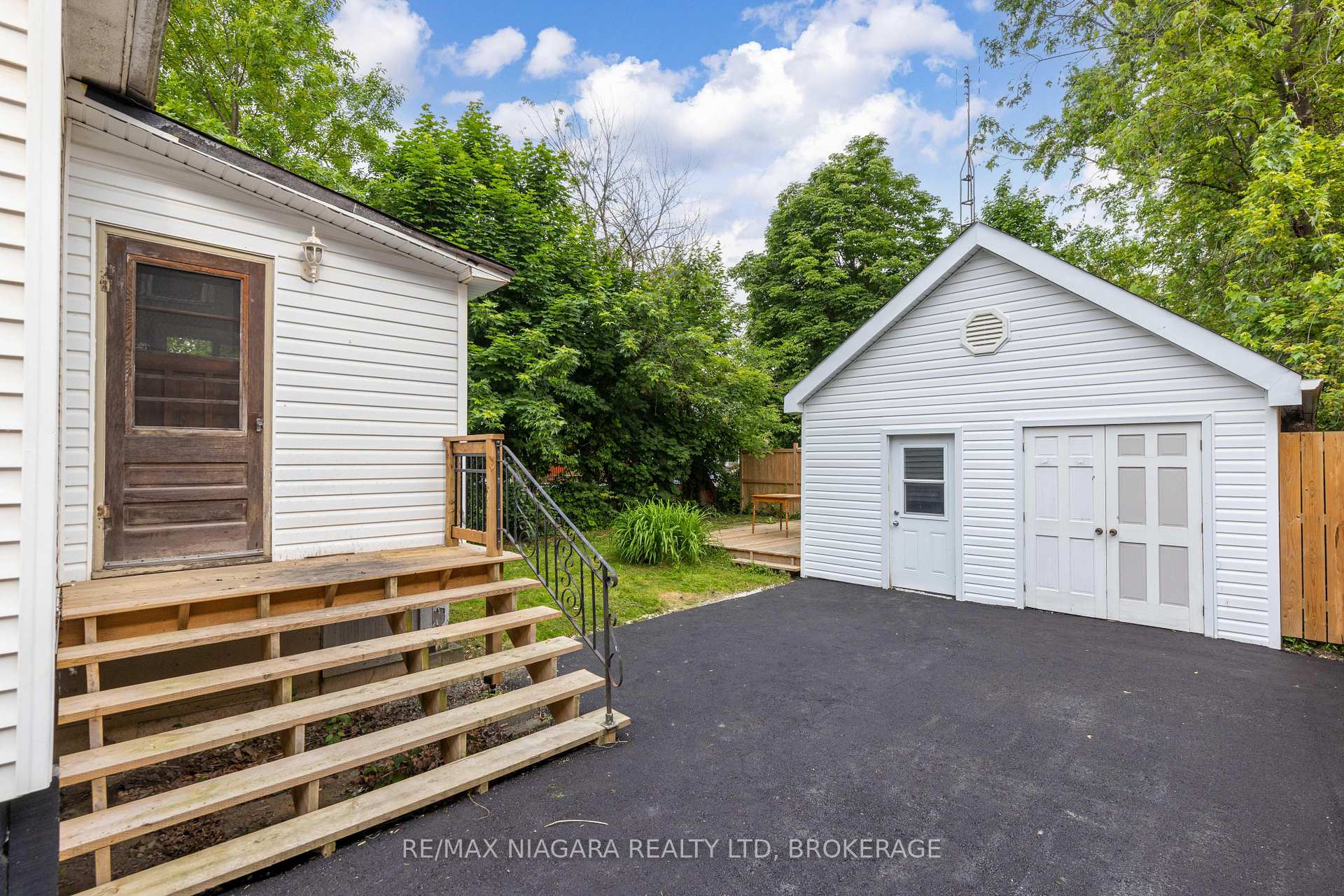 Photo 2 of 4993 Maple Street, Niagara Falls, Cherrywood — HOMEH