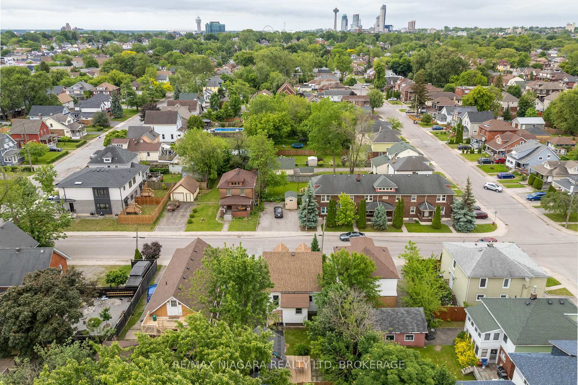 Photo 3 of 4993 Maple Street, Niagara Falls, Cherrywood — HOMEH