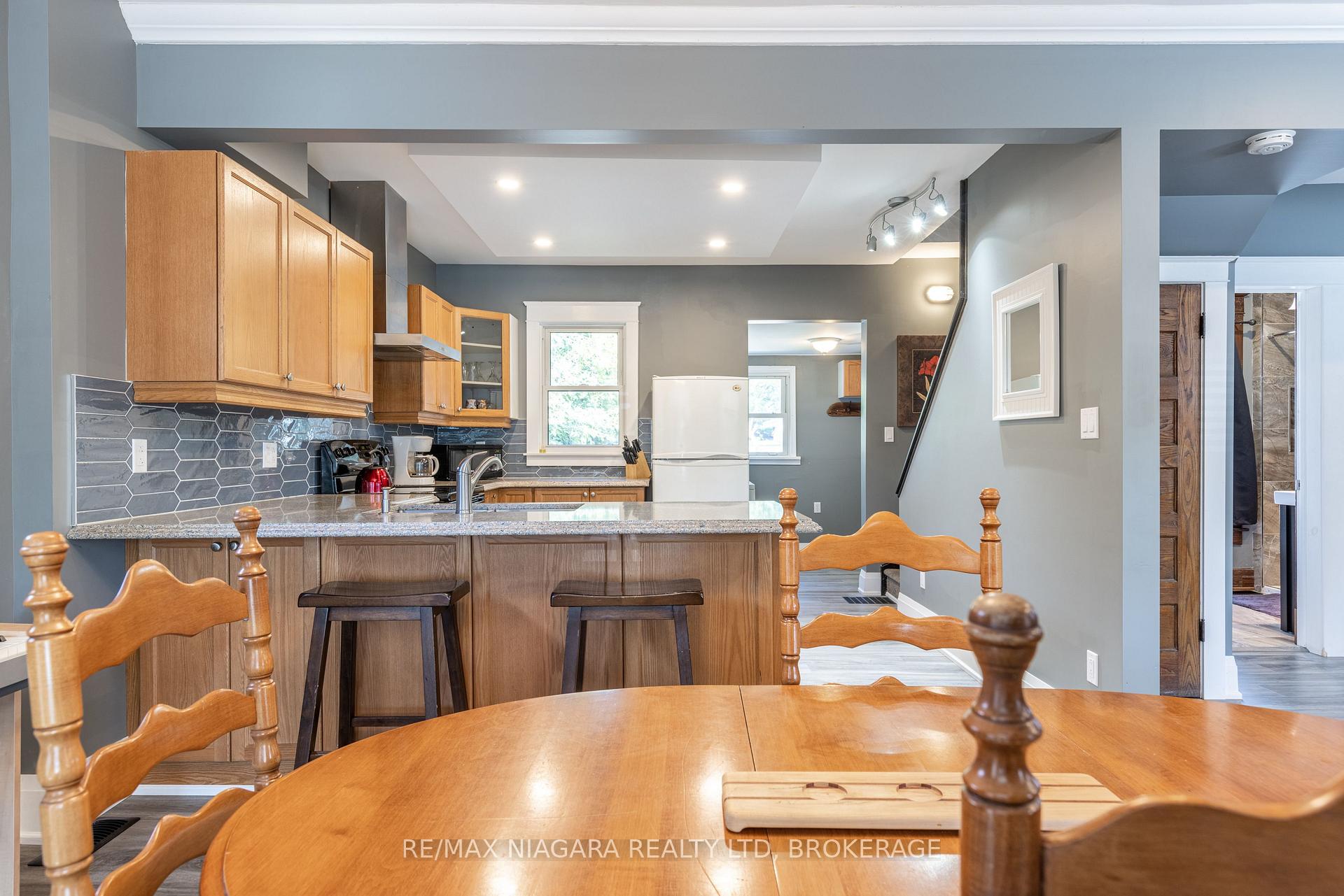 Photo 9 of 4993 Maple Street, Niagara Falls, Cherrywood — HOMEH