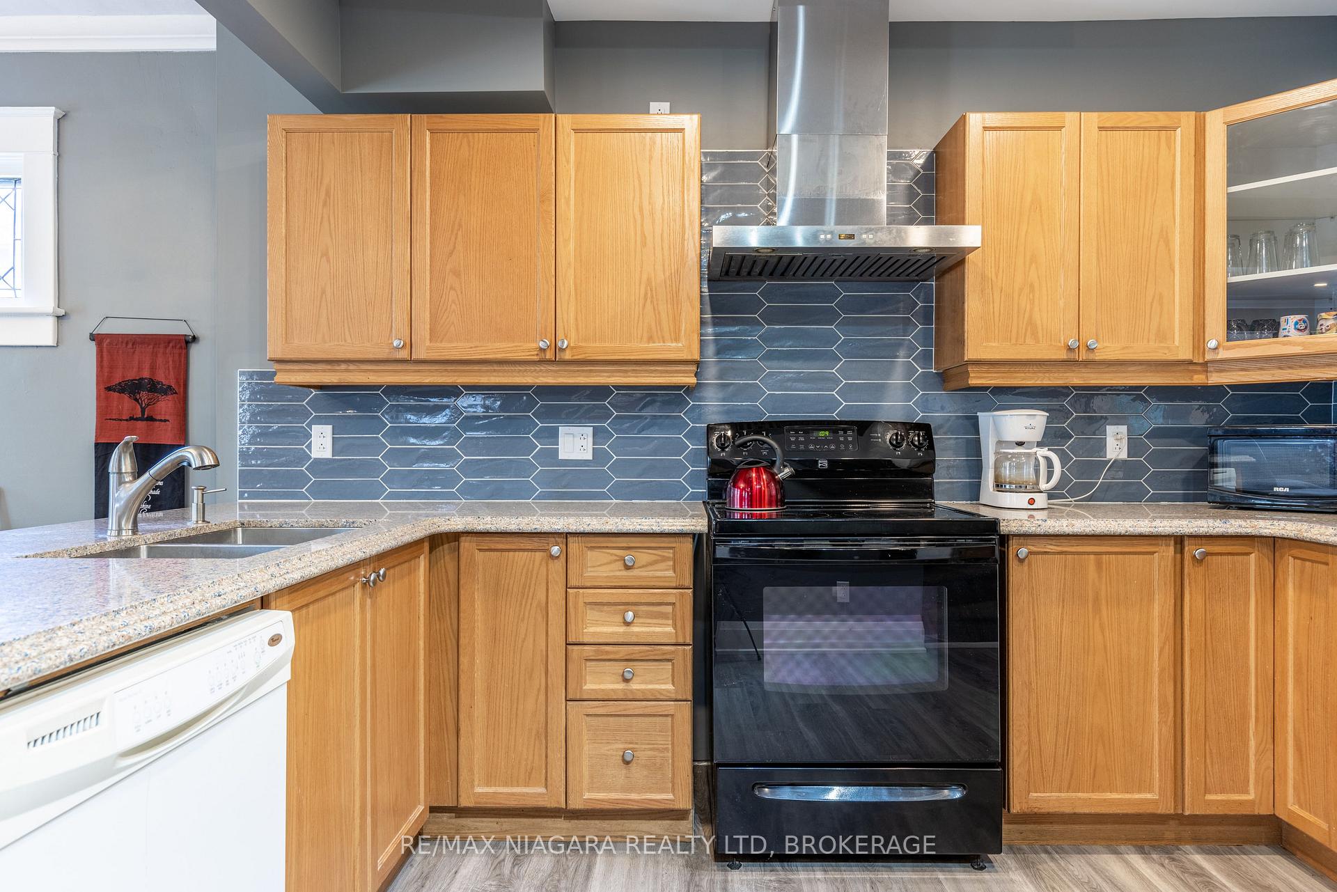 Photo 11 of 4993 Maple Street, Niagara Falls, Cherrywood — HOMEH