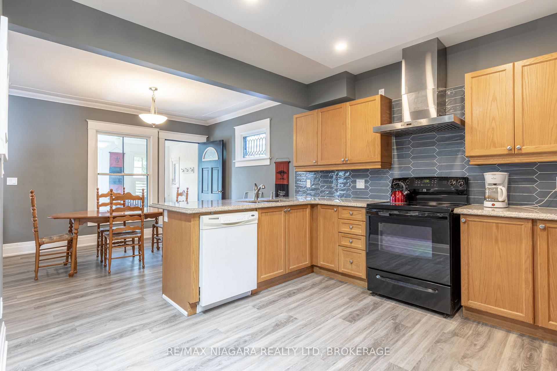 Photo 12 of 4993 Maple Street, Niagara Falls, Cherrywood — HOMEH