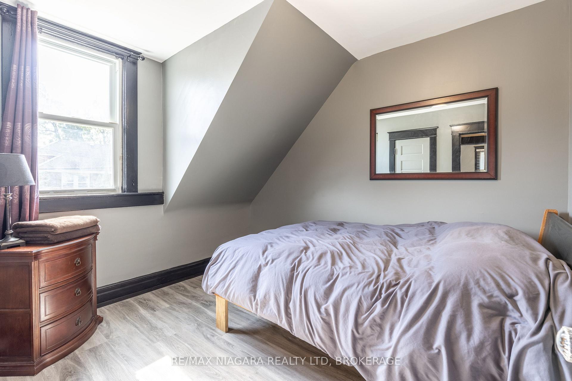 Photo 15 of 4993 Maple Street, Niagara Falls, Cherrywood — HOMEH