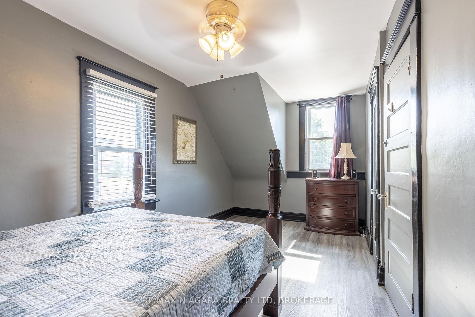 Photo 17 of 4993 Maple Street, Niagara Falls, Cherrywood — HOMEH